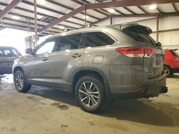 5TDJZRFH8HS382346 2017 TOYOTA HIGHLANDER - Image 2