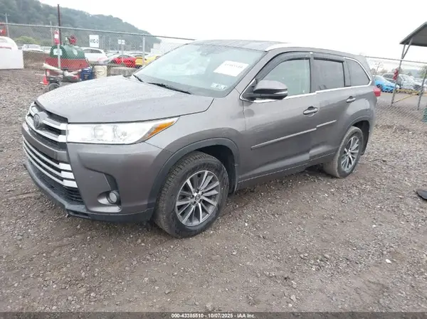 5TDJZRFH8HS385554 2017 TOYOTA HIGHLANDER - Image 2