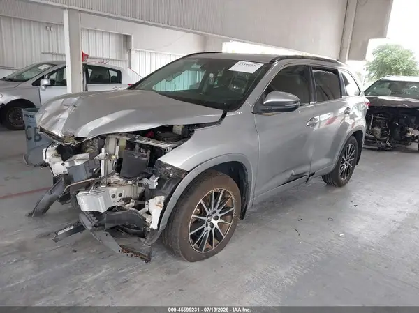 5TDJZRFH8HS422165 2017 TOYOTA HIGHLANDER - Image 2