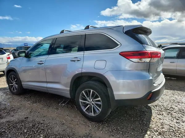 5TDJZRFH8HS423316 2017 TOYOTA HIGHLANDER - Image 2