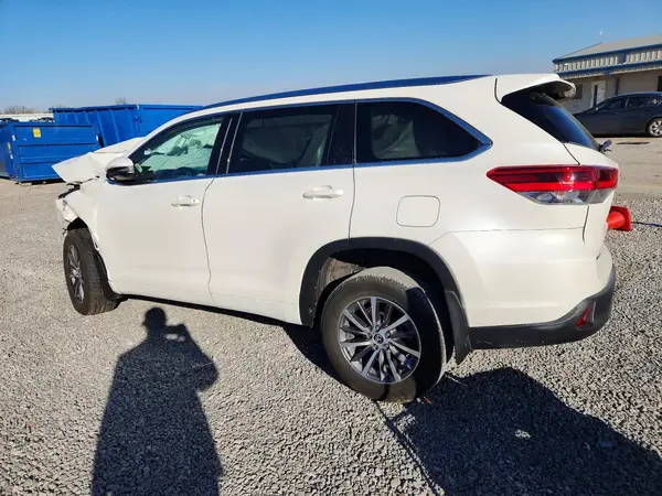 5TDJZRFH8HS424398 2017 TOYOTA HIGHLANDER - Image 2