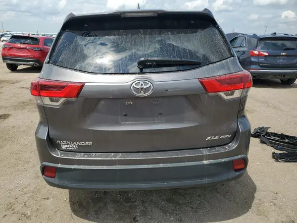 2017 TOYOTA HIGHLANDER auction photo 6