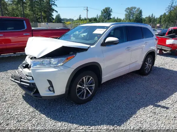 5TDJZRFH8HS427544 2017 TOYOTA HIGHLANDER - Image 2