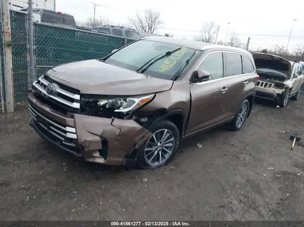 5TDJZRFH8HS445235 2017 TOYOTA HIGHLANDER - Image 2