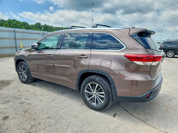 5TDJZRFH8HS450743 2017 TOYOTA HIGHLANDER - Image 2