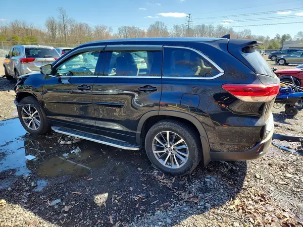 5TDJZRFH8HS456686 2017 TOYOTA HIGHLANDER - Image 2