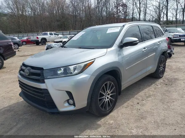 5TDJZRFH8HS461581 2017 TOYOTA HIGHLANDER - Image 2