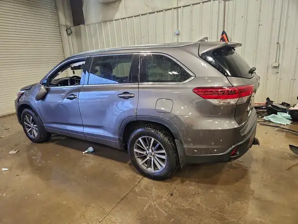 5TDJZRFH8HS465467 2017 TOYOTA HIGHLANDER - Image 2