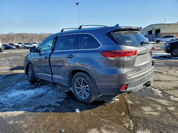 5TDJZRFH8HS466313 2017 TOYOTA HIGHLANDER - Image 2