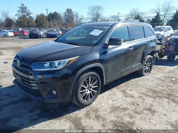 5TDJZRFH8HS469647 2017 TOYOTA HIGHLANDER - Image 2