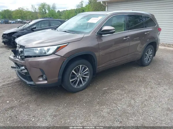 5TDJZRFH8HS474864 2017 TOYOTA HIGHLANDER - Image 2
