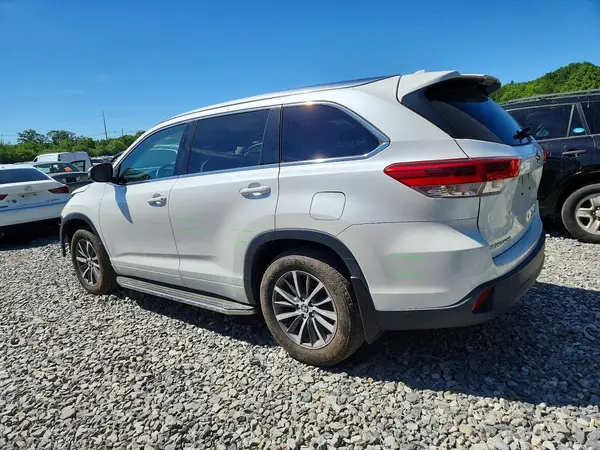5TDJZRFH8HS478879 2017 TOYOTA HIGHLANDER - Image 2