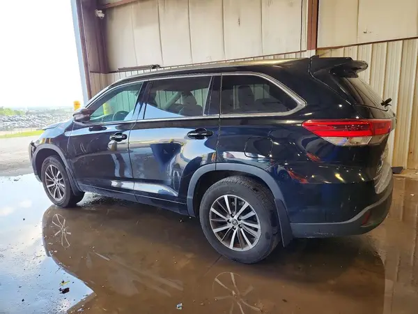 5TDJZRFH8HS507863 2017 TOYOTA HIGHLANDER - Image 2