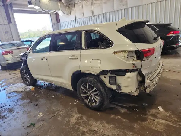 5TDJZRFH8HS512576 2017 TOYOTA HIGHLANDER - Image 2