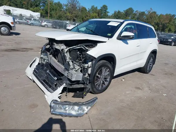 5TDJZRFH8HS515591 2017 TOYOTA HIGHLANDER - Image 2