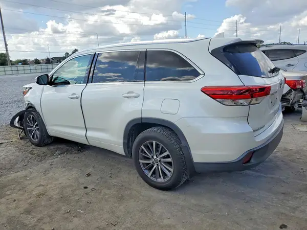 5TDJZRFH8HS520371 2017 TOYOTA HIGHLANDER - Image 2