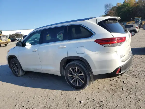 5TDJZRFH8JS486096 2018 TOYOTA HIGHLANDER - Image 2