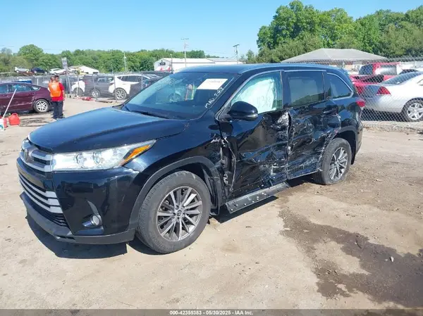 5TDJZRFH8JS489581 2018 TOYOTA HIGHLANDER - Image 2