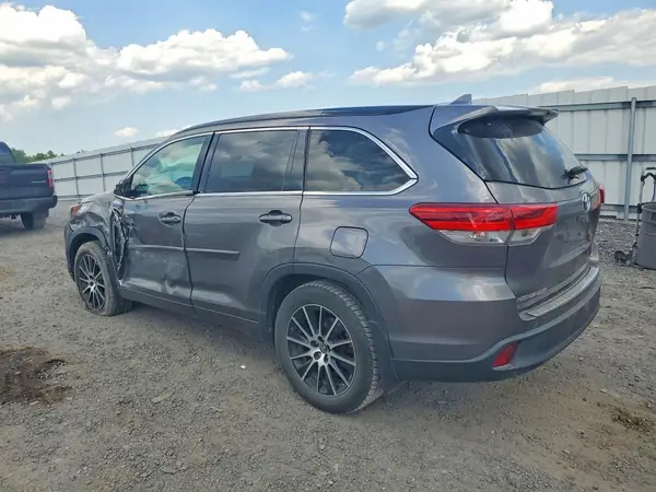 5TDJZRFH8JS496918 2018 TOYOTA HIGHLANDER - Image 2