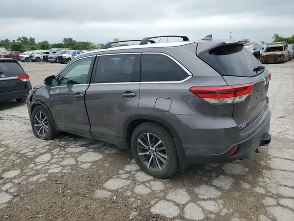 5TDJZRFH8JS523194 2018 TOYOTA HIGHLANDER - Image 2