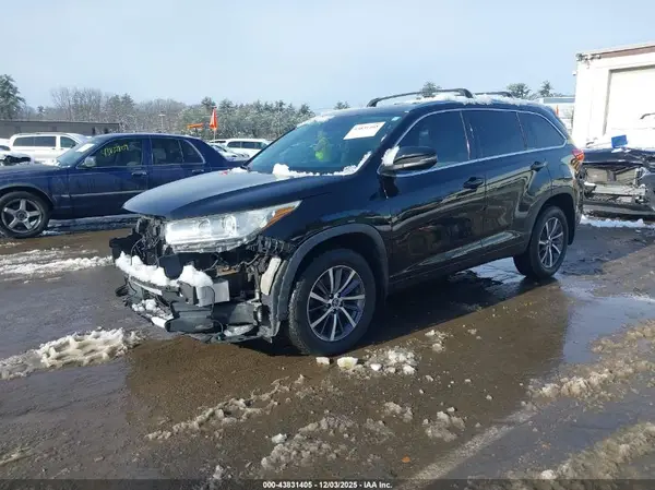 5TDJZRFH8JS525205 2018 TOYOTA HIGHLANDER - Image 2