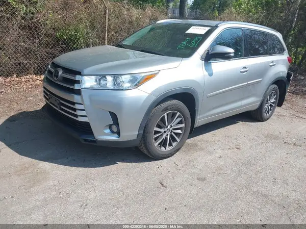 5TDJZRFH8JS526290 2018 TOYOTA HIGHLANDER - Image 2