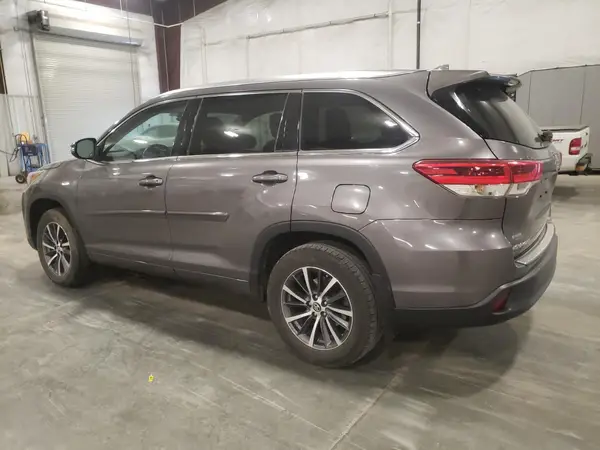5TDJZRFH8JS528329 2018 TOYOTA HIGHLANDER - Image 2