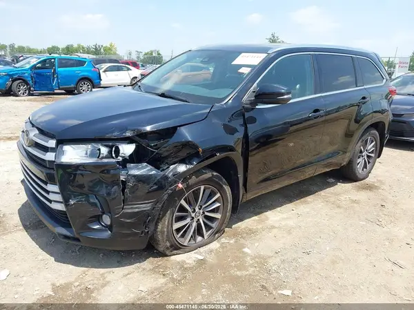 5TDJZRFH8JS528945 2018 TOYOTA HIGHLANDER - Image 2