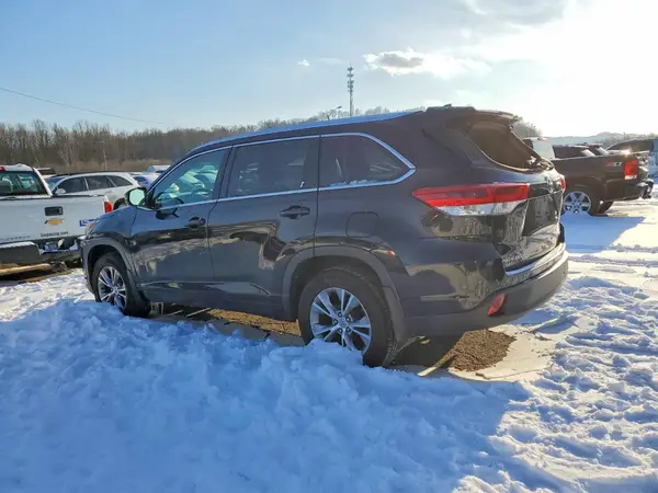 5TDJZRFH8JS528962 2018 TOYOTA HIGHLANDER - Image 2