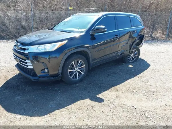 5TDJZRFH8JS529884 2018 TOYOTA HIGHLANDER - Image 2