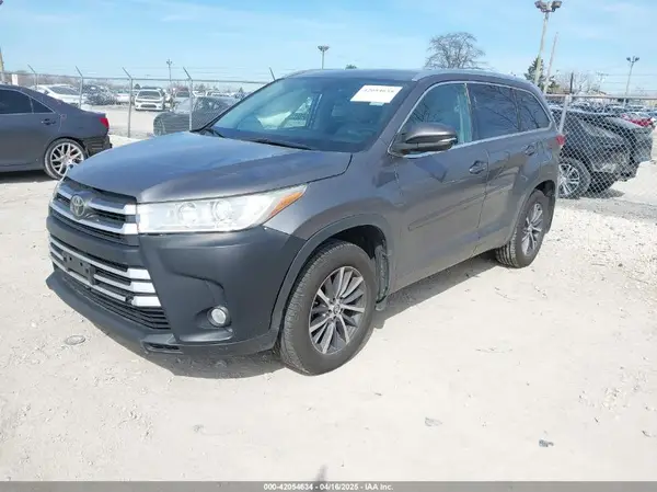 5TDJZRFH8JS530792 2018 TOYOTA HIGHLANDER - Image 2