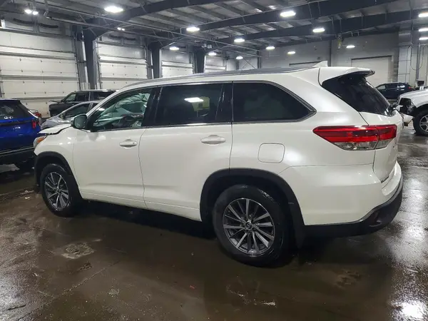 5TDJZRFH8JS531022 2018 TOYOTA HIGHLANDER - Image 2