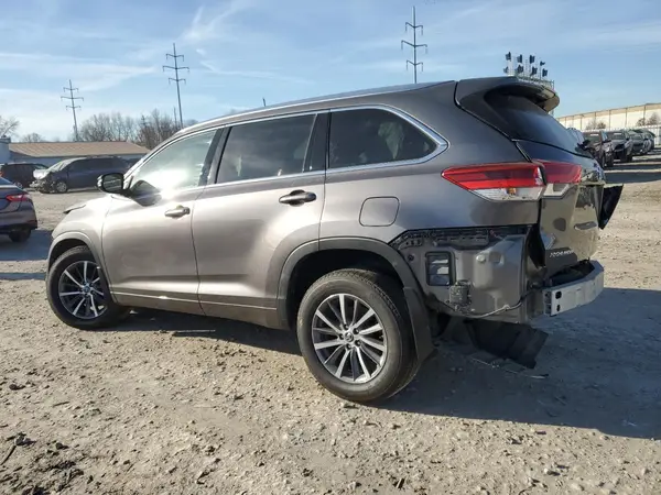 5TDJZRFH8JS531652 2018 TOYOTA HIGHLANDER - Image 2
