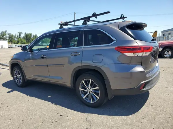 5TDJZRFH8JS533935 2018 TOYOTA HIGHLANDER - Image 2