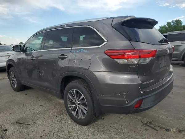 5TDJZRFH8JS538021 2018 TOYOTA HIGHLANDER - Image 2