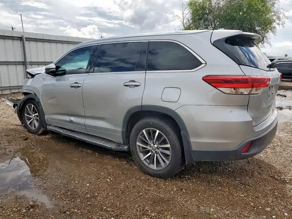 5TDJZRFH8JS538178 2018 TOYOTA HIGHLANDER - Image 2
