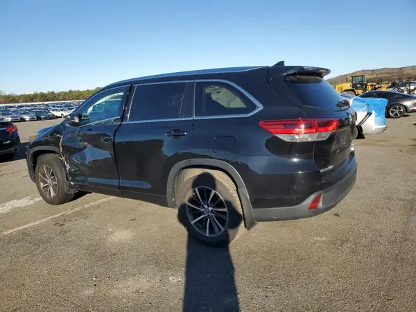 5TDJZRFH8JS538536 2018 TOYOTA HIGHLANDER - Image 2