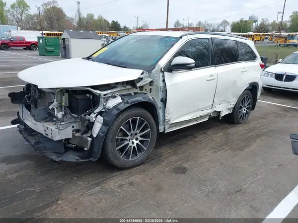 5TDJZRFH8JS541727 2018 TOYOTA HIGHLANDER - Image 2
