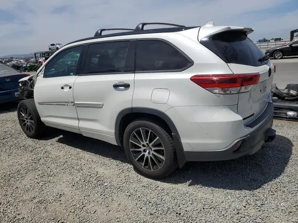 5TDJZRFH8JS542134 2018 TOYOTA HIGHLANDER - Image 2