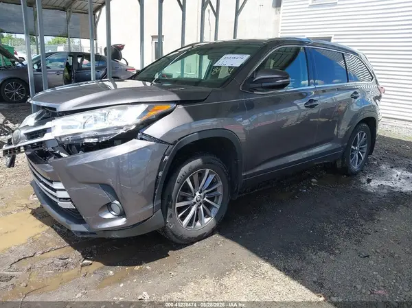 5TDJZRFH8JS542313 2018 TOYOTA HIGHLANDER - Image 2