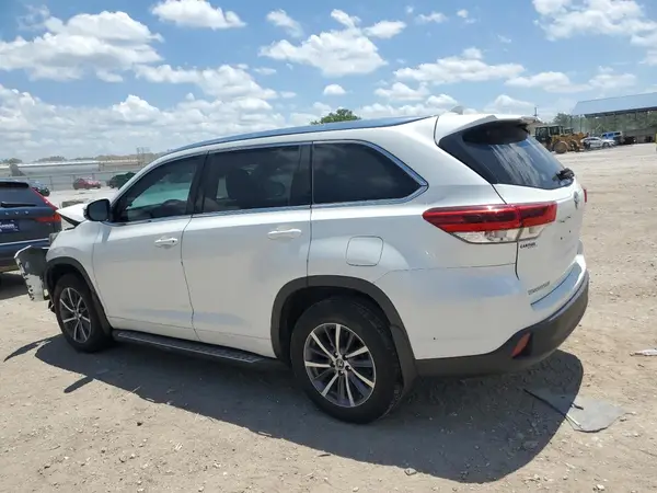 5TDJZRFH8JS542490 2018 TOYOTA HIGHLANDER - Image 2
