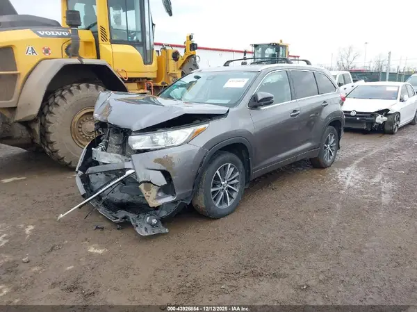 5TDJZRFH8JS544658 2018 TOYOTA HIGHLANDER - Image 2