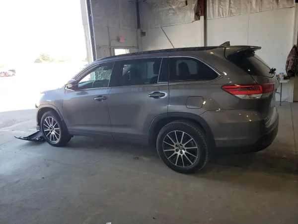 5TDJZRFH8JS544787 2018 TOYOTA HIGHLANDER - Image 2