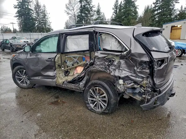 5TDJZRFH8JS545129 2018 TOYOTA HIGHLANDER - Image 2