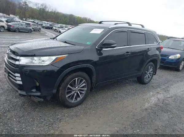 5TDJZRFH8JS546779 2018 TOYOTA HIGHLANDER - Image 2