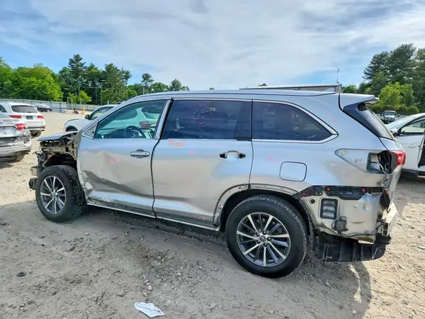 5TDJZRFH8JS549259 2018 TOYOTA HIGHLANDER - Image 2
