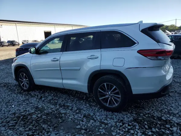 5TDJZRFH8JS550492 2018 TOYOTA HIGHLANDER - Image 2