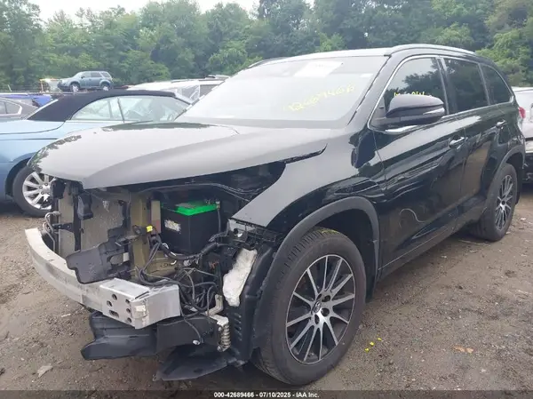 5TDJZRFH8JS550718 2018 TOYOTA HIGHLANDER - Image 2