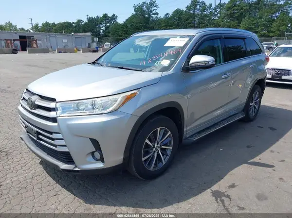 5TDJZRFH8JS552694 2018 TOYOTA HIGHLANDER - Image 2