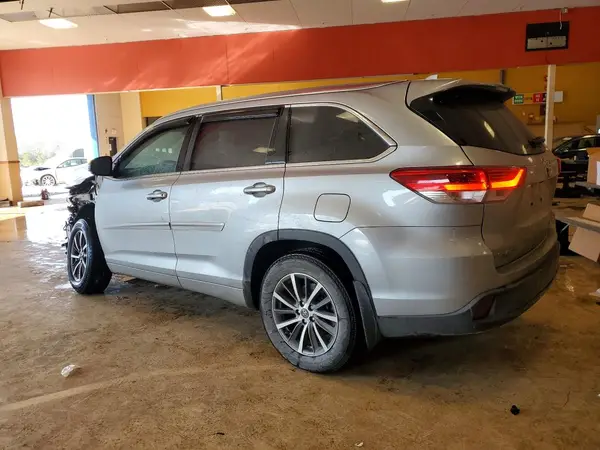 5TDJZRFH8JS553165 2018 TOYOTA HIGHLANDER - Image 2